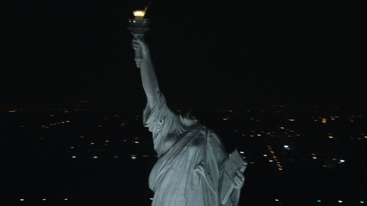 Irgendwer oder irgendetwas ist an Manhattans Küste an Land gestiegen und hat als erstes der Freiheitsstatue den Kopf abgebissen ... - Bildquelle: Paramount Pictures