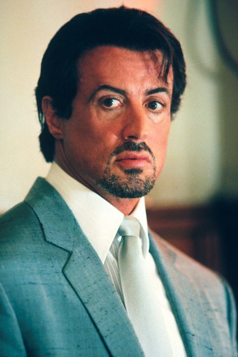 Er fragt nicht lange bevor er handelt: Jack Carter (Sylvester Stallone) sucht den Mörder seines Bruders. - Bildquelle: Warner Bros.