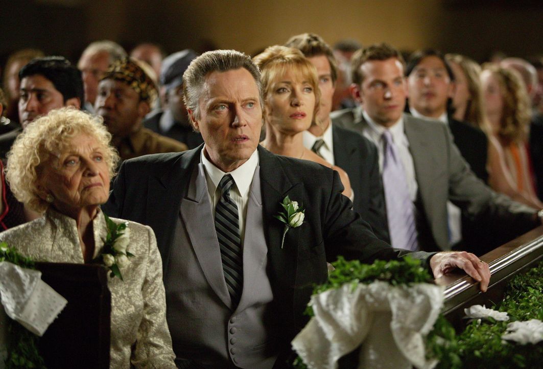 Ahnen nicht, dass sich auf der Hochzeit zwei ungebetene Gäste befinden: (v.l.n.r.) Grandma (Ellen Albertini Dow), William Cleary (Christopher Walken... - Bildquelle: Warner Bros. Television