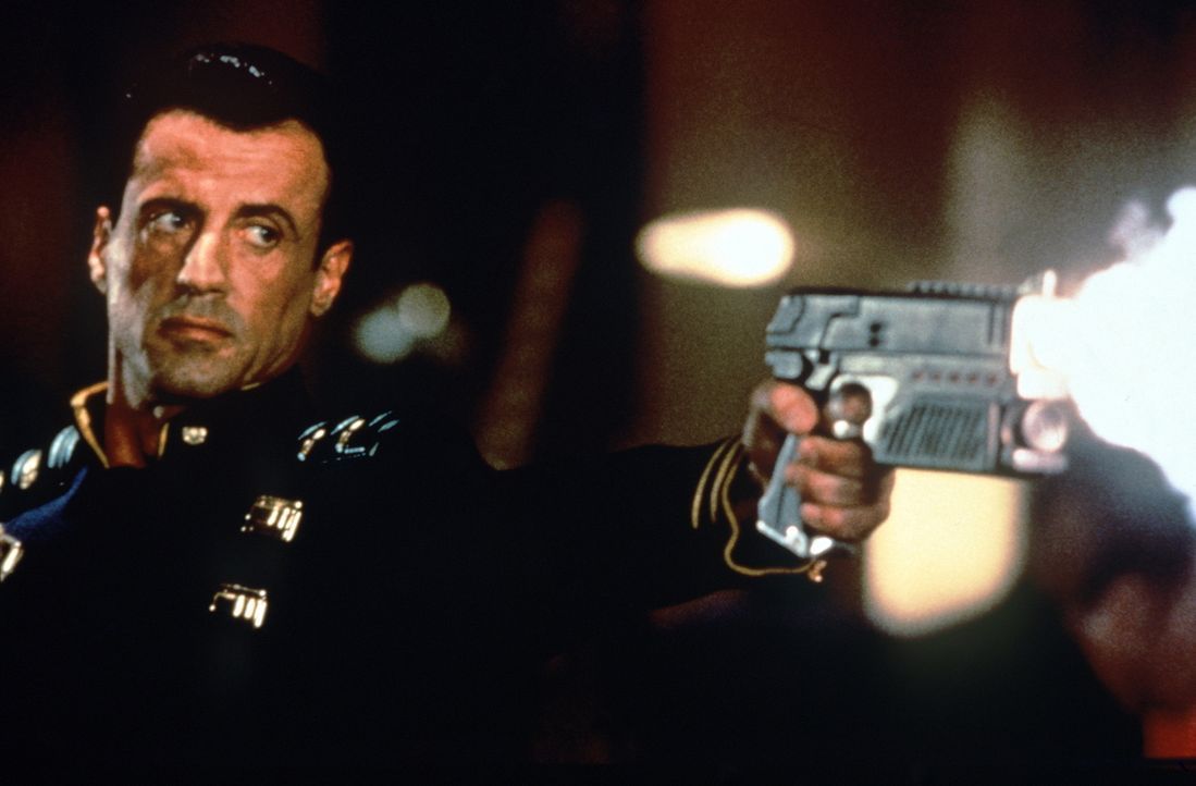 Judge Dredd (Sylvester Stallone) ist einigen Mächtigen, die einen Putsch anzetteln wollen, ein Dorn im Auge. Da hängen diese ihm einen Mord an ... - Bildquelle: Buena Vista Pictures