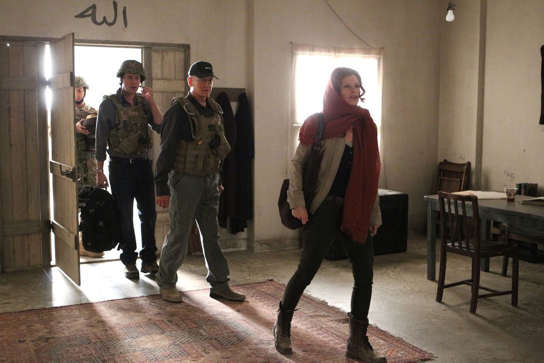 Eine Mordermittlung führt Gibbs (Mark Harmon, 2.v.r.) und McGee (Sean Murray, 2.v.l.) nach Afghanistan, wo sie auf Catherine Tavier (Lolita Davidovi... - Bildquelle: CBS Television
