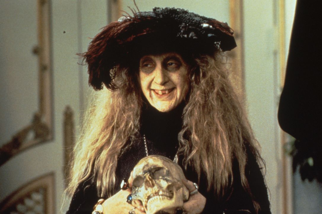 Granny Addams (Carol Kane) trägt entscheidend zur makaberen Idylle der Addams bei. - Bildquelle: Paramount Pictures