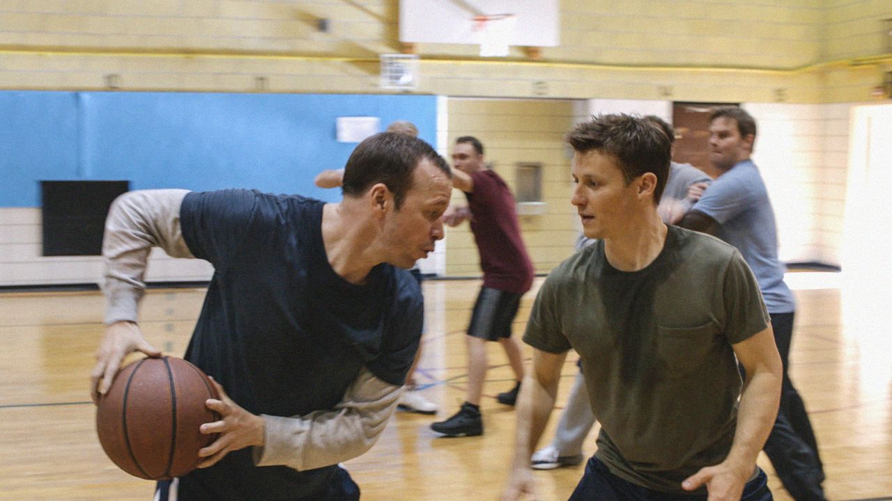 Antäuschen und weg: Danny (Donnie Wahlberg, l.) beweist sich gegen Jamie (Will Estes, r.) im Baskettball ... - Bildquelle: 2013 CBS Broadcasting Inc. All Rights Reserved.