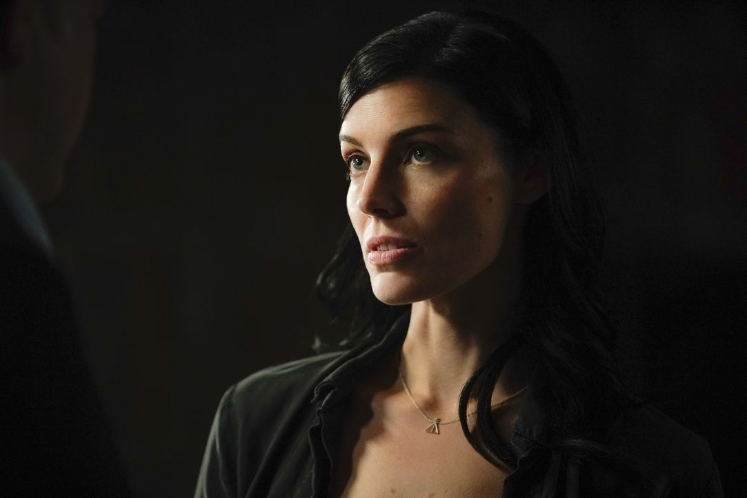 Entsendet die Navy SEAL Truppe nach Serbien, um den Kriegsverbrecher Luka Baljic zu fassen: Mandy Ellis (Jessica Paré) ... - Bildquelle: Erik Voake Erik Voake/CBS   2017 CBS Broadcasting, Inc. All Rights Reserved. / Erik Voake