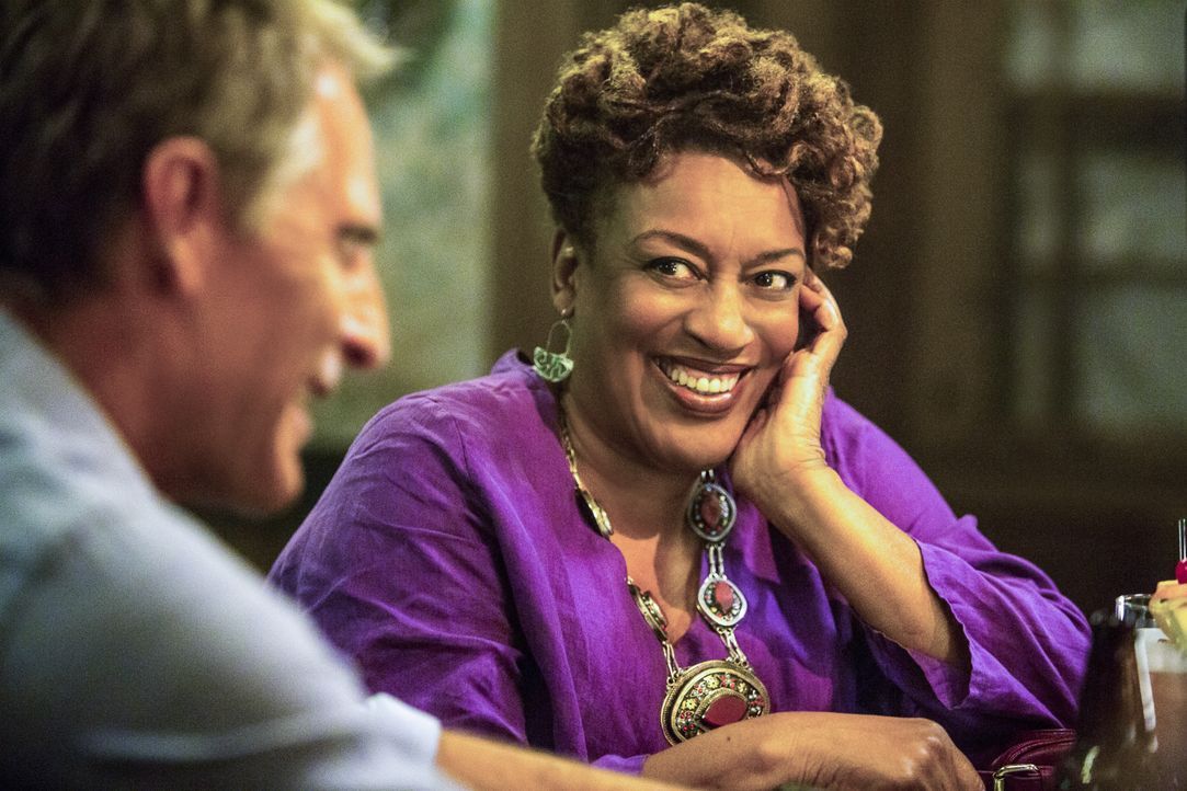 Kann Loretta (CCH Pounder, r.) Pride (Scott Bakula, l.) und seinem Team dabei helfen, zu beweisen, dass Agent Russo für den Diebstahl von 900 Pfund... - Bildquelle: Skip Bolen 2016 CBS Broadcasting, Inc. All Rights Reserved / Skip Bolen