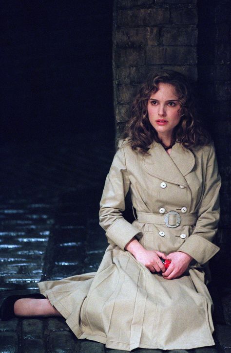 Die hübsche Evey (Natalie Portman) wird von den "Fingermen", Geheimpolizisten der Staatsmacht, entführt. Der Verzweiflung nahe, kommt ihr plötzlich... - Bildquelle: Warner Bros. Pictures