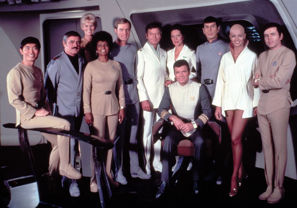 Die Crew ist froh, dass Captain James T. Kirk (William Shatner, vorne r.) wieder das Kommando über die Enterprise hat ? denn sie wissen, wie gefäh... - Bildquelle: Paramount Pictures
