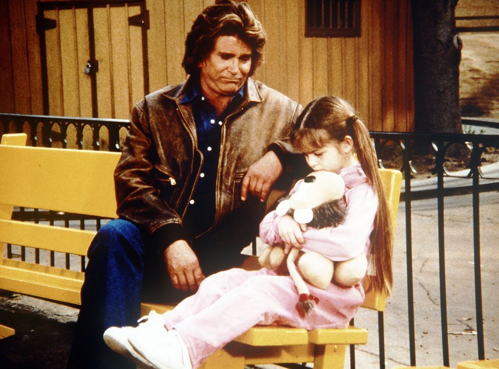 Die kleine Sarah Barrett (Morgan Nagler, r.) erzählt Jonathan (Michael Landon, l.), dass sie auf dem Rummelplatz ihre Mutter verloren hat. - Bildquelle: Worldvision Enterprises, Inc.