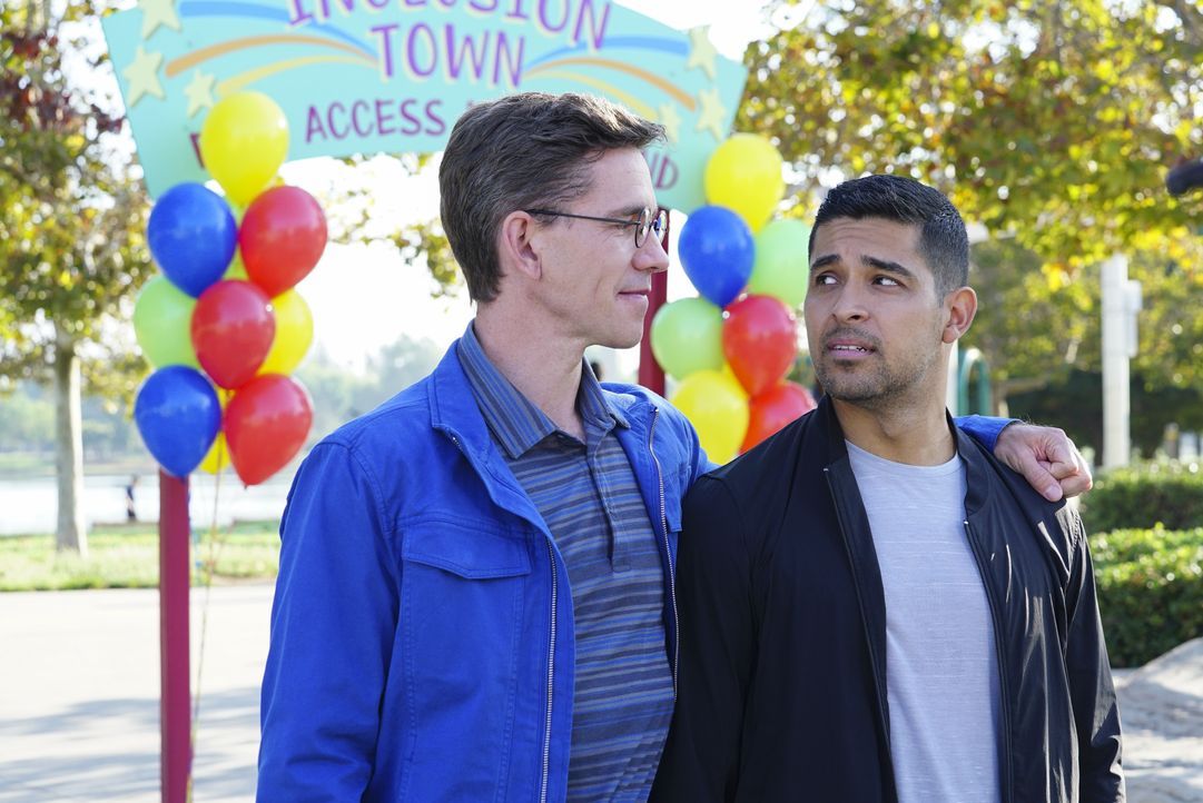 Fälschlicherweise spendet Torres (Wilmer Valderrama, r.) 5.000 Dollar statt 50 an die wohltätige Initiative von Palmer (Brian Dietzen, l.). Kommt er... - Bildquelle: Sonja Flemming 2017 CBS Broadcasting, Inc. All Rights Reserved. / Sonja Flemming