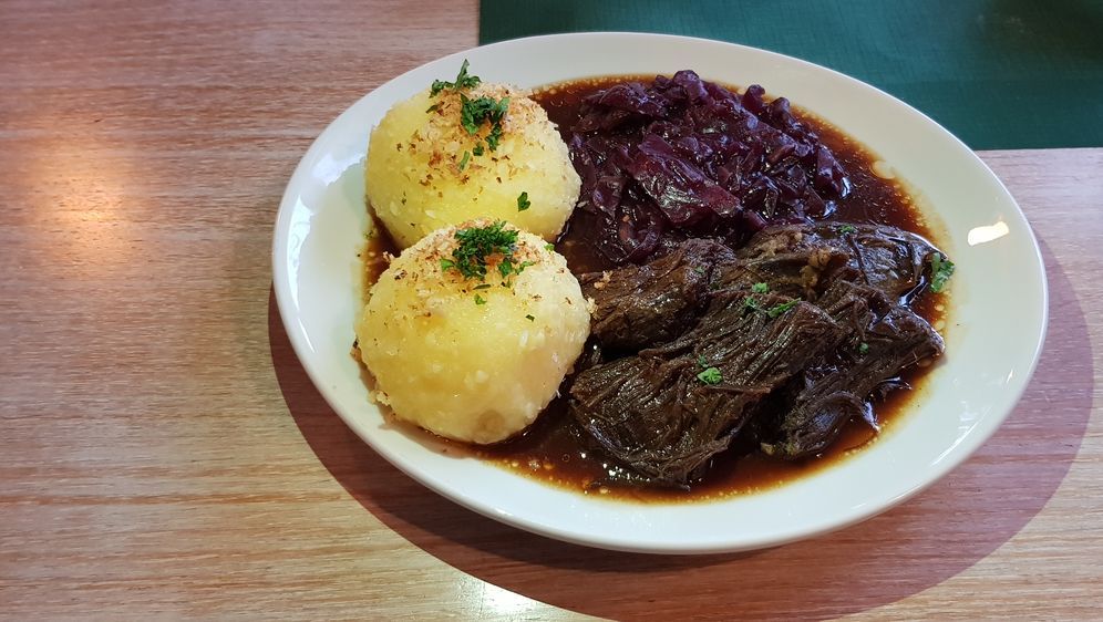 Sauerbraten mit Rotkraut und Klößen | Mein Lokal, Dein Lokal