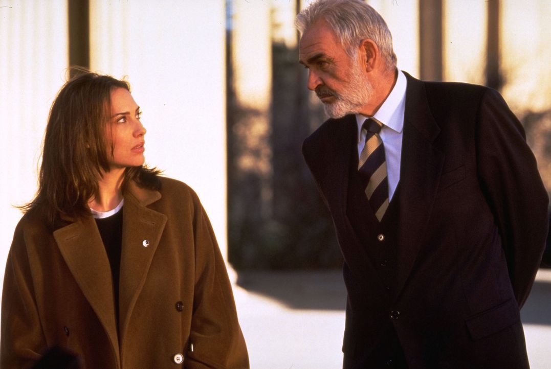 Bevor John Mason (Sean Connery, r.) die lebensgefährliche Reise nach Alcatraz antritt, trifft er sich mit seiner Tochter (Claire Forlani, l.) ... - Bildquelle: Hollywood Pictures Company.  All rights reserved