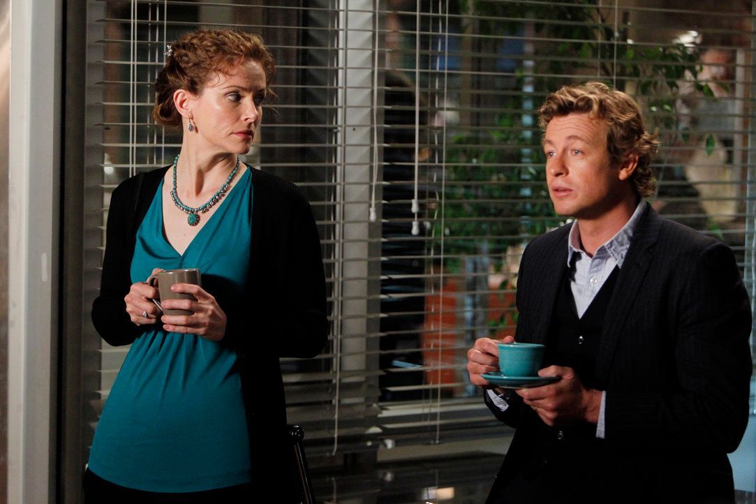 Während ihres ersten Dates werden Patrick (Simon Baker, r.) und Kristina (Leslie Hope, l.) beim Abendessen unterbrochen, als Lisbon Patrick darüber... - Bildquelle: Warner Brothers