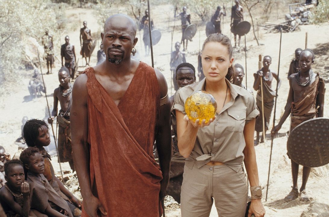 Glücklicherweise hat Lara (Angelina Jolie, r.) Freunde in allen WInkeln der Welt. Mit der Hilfe von Kosa (Djimon Hounsou, l.) will sie die Kugel an... - Bildquelle: 2003 by Paramount Pictures. All Rights Reserved.