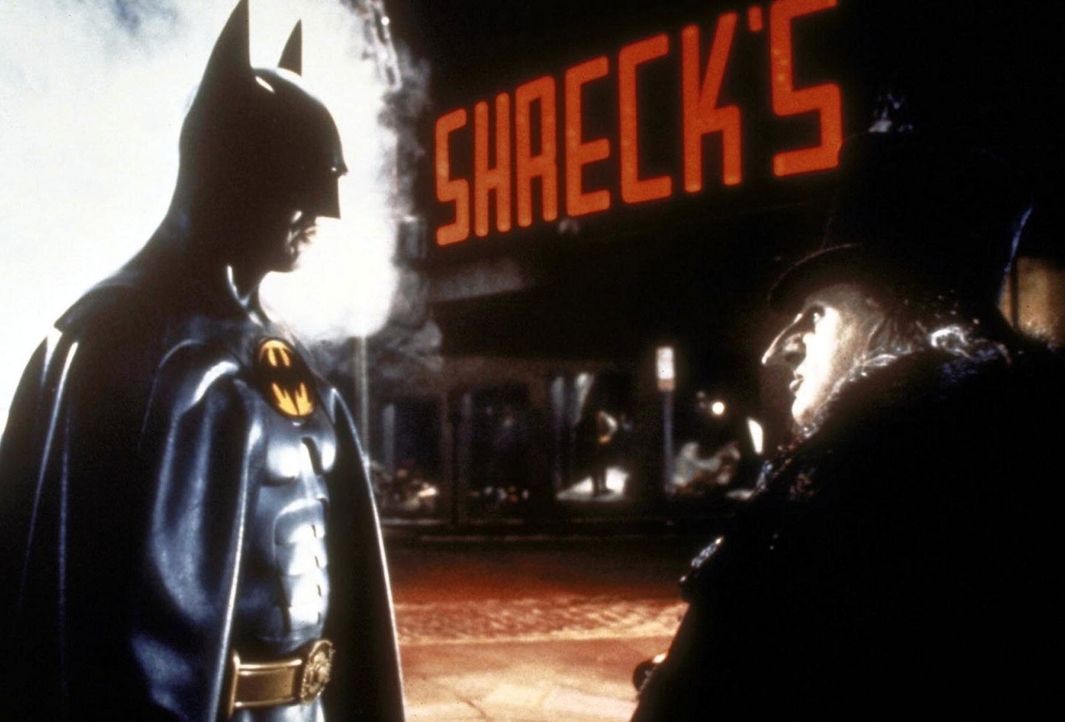 Batman (Michael Keaton, l.) versucht, die verbrecherischen Pläne des "Pinguin" (Danny De Vito, r.) zu durchkreuzen ... - Bildquelle: Warner Bros.