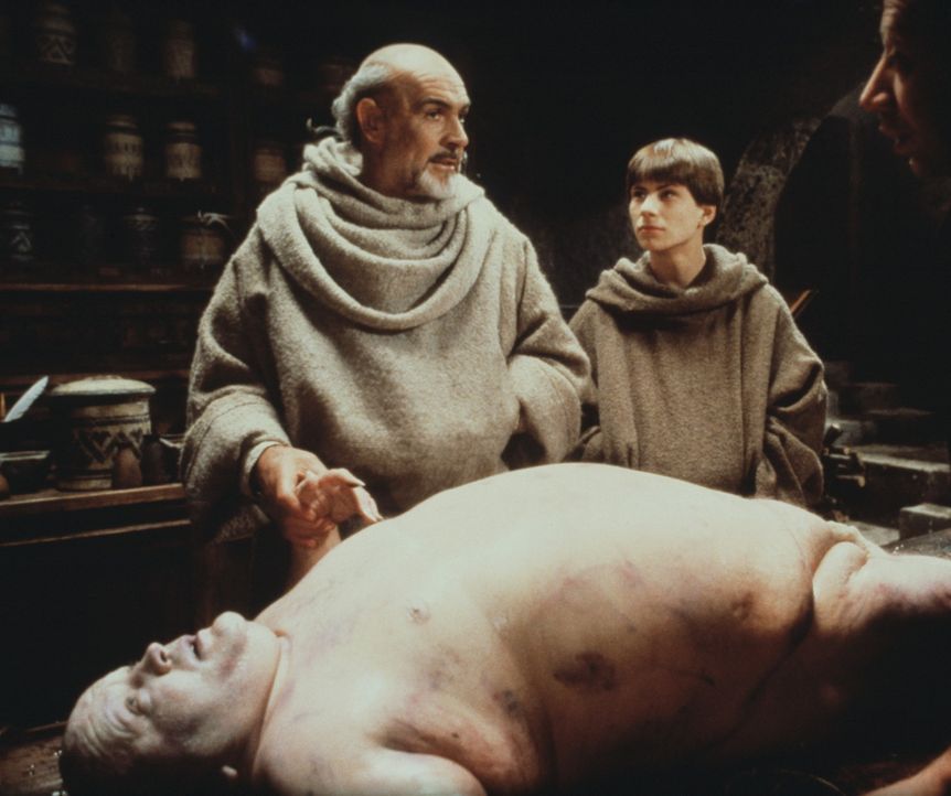 William von Baskerville (Sean Connery, l.) und sein Schüler Adson (Christian Slater, r.) machen an der Leiche eines Mönchs eine interessante Entde... - Bildquelle: Constantin Film