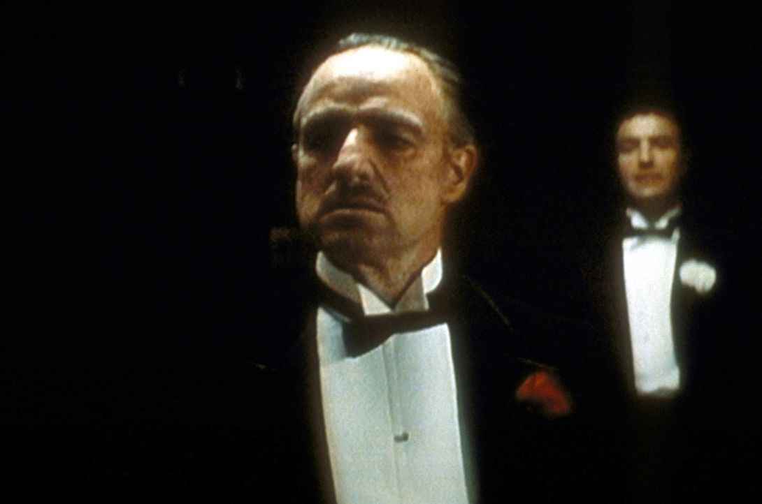 Vito Corleone (Marlon Brando, l.) ist der unangefochtene Pate. Trotz zahlreicher Bemühungen gelingt es seinem Sohn Sonny (James Caan, r.) nicht, au... - Bildquelle: Paramount Pictures