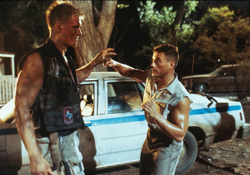 Als Luc Devreux (Jean-Claude Van Damme, r.) und sein Kollege Andrew (Dolph Lundgren, l.) ihr Gedächtnis zurückerlangen, beginnen sie einen eiskalt... - Bildquelle: 1992 TriStar Pictures