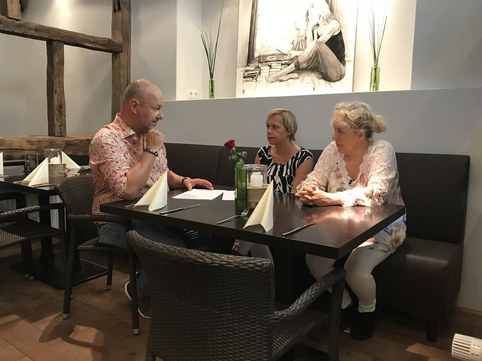 Nachdem die 55-jährige Andrea Cambiolo (M.) mit ihrem Restaurant "Culo del Mondo" (Übersetzung: Arsch der Welt) pleitegeht, übernimmt kurzerhand ihr... - Bildquelle: kabel eins
