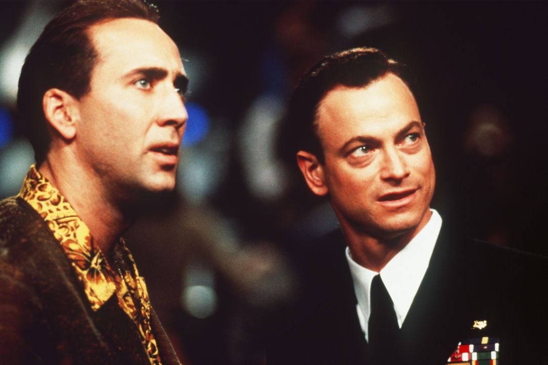 Bei einem Boxkampf in der "Casino Arena" von Atlantic City trifft der Cop Rick Santoro (Nicolas Cage, l.) seinen alten Freund Kevin Dunne (Gary Sini... - Bildquelle: Touchstone Pictures