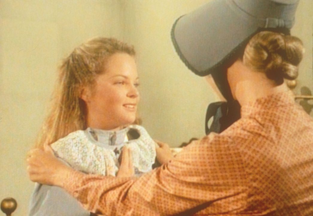 Caroline (Karen Grassle, r.) versucht herauszufinden, was ihre Tochter Mary (Melissa Sue Anderson, l.) bedrückt. - Bildquelle: Worldvision