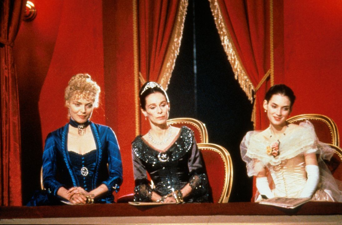 Ellen Olenska (Michelle Pfeiffer, l.), Mrs. Welland (Geraldine Chaplin, M.) und May Welland (Winona Ryder, r.) amüsieren sich in der Oper ... - Bildquelle: Columbia Pictures