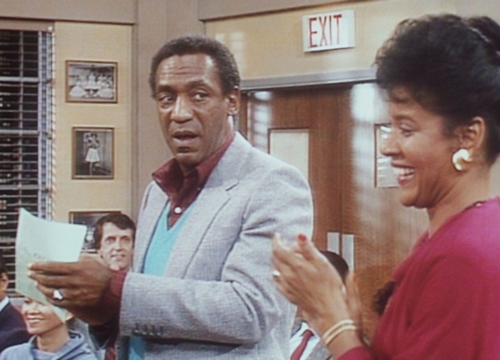 Cliff (Bill Cosby, l.) und Clair (Phylicia Rashad, r.) besuchen ein Schülerkonzert, bei dem ihre Tochter Vanessa als "begnadete" Musikerin auftrete... - Bildquelle: Viacom