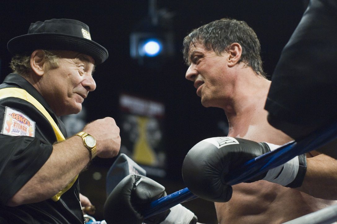 Nach einem virtuellen Kampf eines Sportkanals, der Ex-Weltmeister Rocky Balboa (Sylvester Stallone, r.) mit dem aktuellen Champion Mason Dixon vergl...