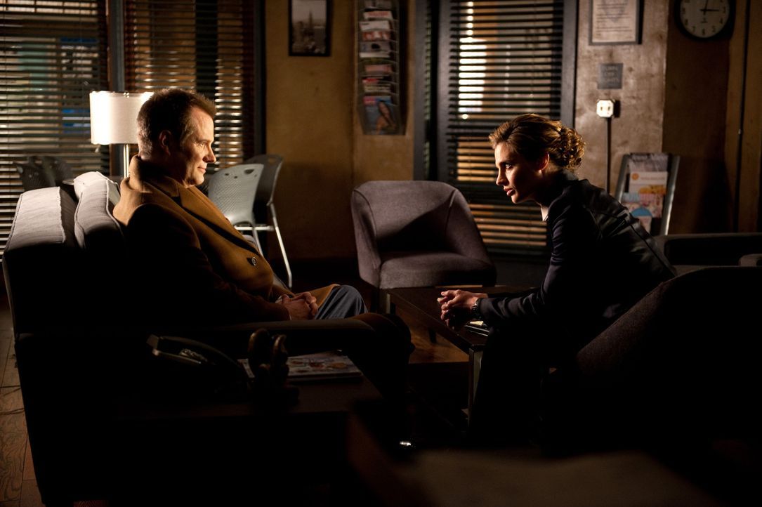 Wird sich Kate Beckett (Stana Katic, r.) doch noch bei Senator William H. Bracken (Jack Coleman, l.) rächen können? - Bildquelle: 2013 American Broadcasting Companies, Inc. All rights reserved.