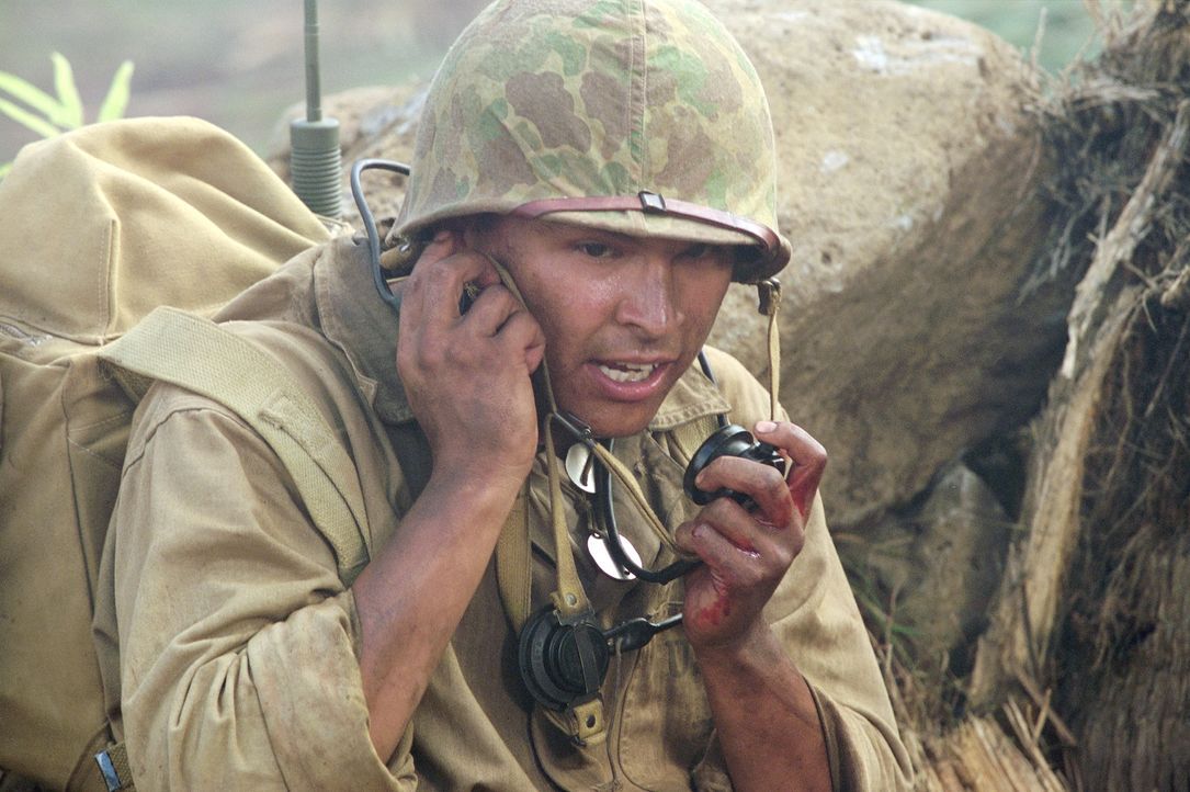 Der junge Navajo-Indianer Ben Yahzee (Adam Beach) arbeitet während des Pazifikkriegs als Code-Funker für die US-Marine. - Bildquelle: 2002 METRO-GOLDWYN-MAYER PICTURES INC.. All Rights Reserved