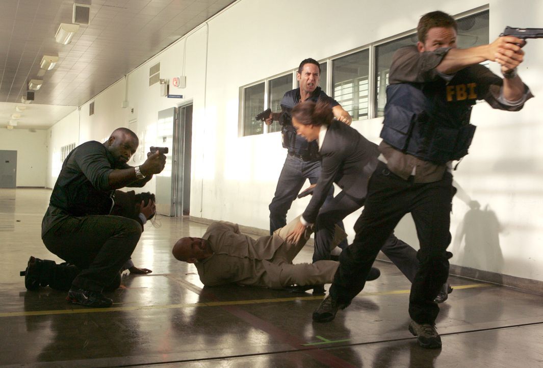 Im Gefängnis kommt es für Don (Rob Morrow, 3.v.r.) und seine Leute zu einem Showdown ... - Bildquelle: Paramount Network Television
