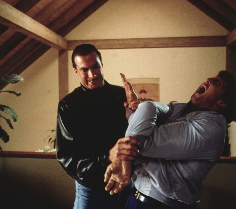 Einzelkämpfer Mason Storm (Steven Seagal, l.) geht mit den Wachen des korrupten Politikers Trent nicht gerade zimperlich um ... - Bildquelle: Warner Bros.