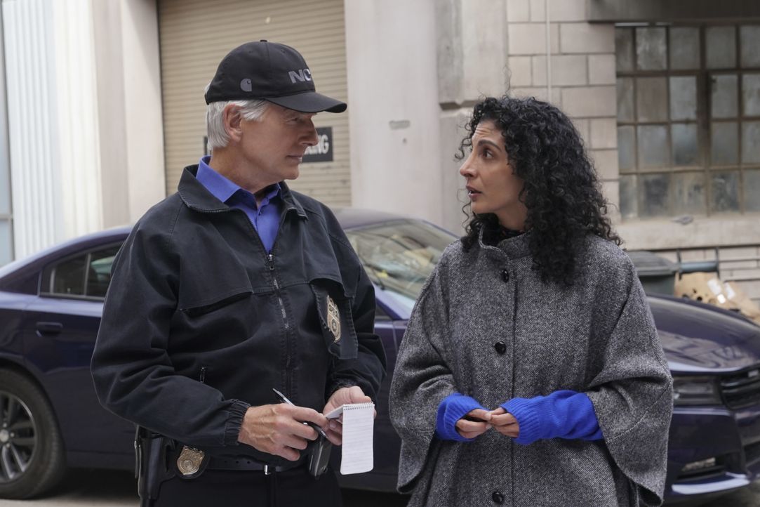 Leroy Jethro Gibbs (Mark Harmon, l.); Neera Kapoor (Rahnuma Panthaky, r.) - Bildquelle: Monty Brinton © 2018 CBS Broadcasting, Inc. All Rights Reserved / Monty Brinton