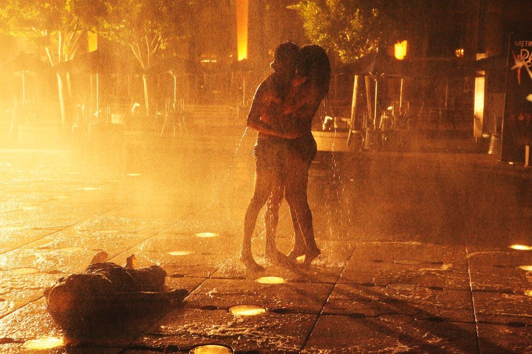 Der Springbrunnen geht aus und das junge Paar (Candace Patton, r. und Paul Diaz, M.) macht eine abscheuliche Entdeckung ... - Bildquelle: ABC Studios