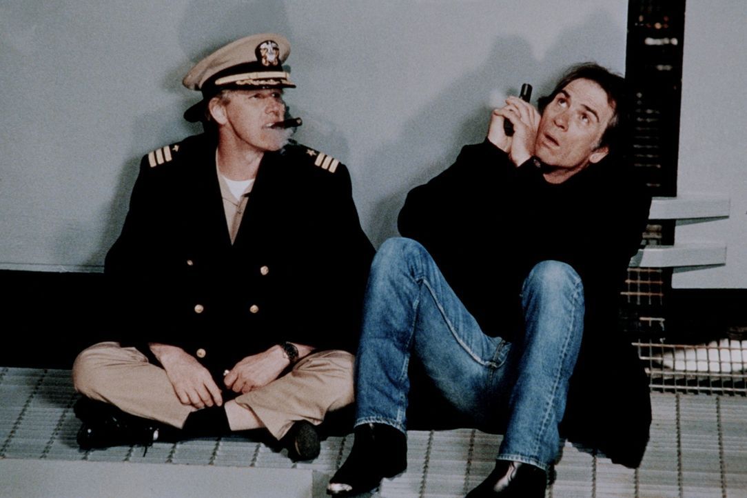 Die Freude, dass sie das Schiff in ihre Gewalt gebracht haben, währt nur kurz: Denn Strannix (Tommy Lee Jones, r.) und Krill (Garey Busey, l.) müs... - Bildquelle: Warner Bros.