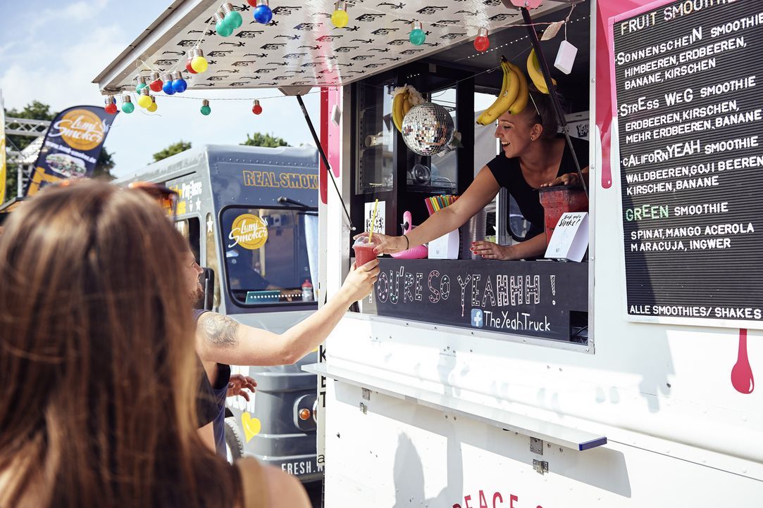 Der "The Yeah Truck" versorgt die Festival Besucher mit leckeren Smoothies ... - Bildquelle: Marco Nagel kabel eins