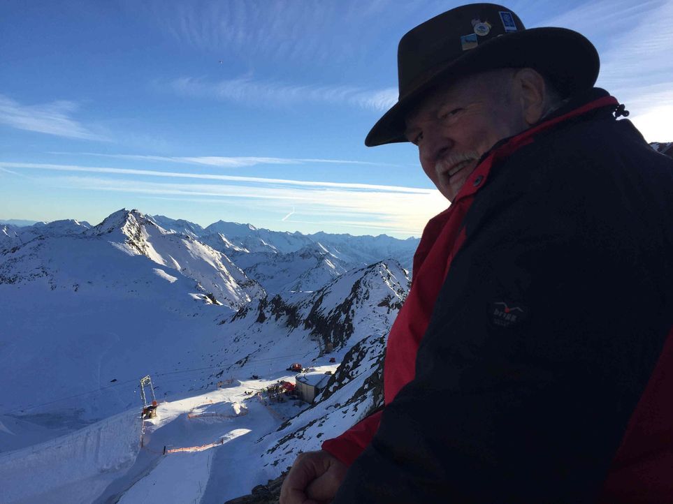 Auf nach Österreich: Tamme Hanken verlässt sein geliebtes Friesland und staunt über die Landschaft des Hintertuxer Gletschers ... - Bildquelle: kabel eins