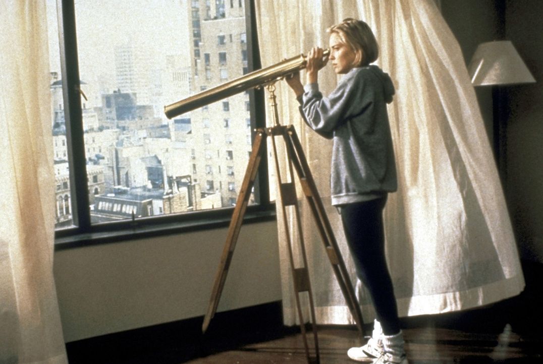 Als einige Mieter des Wolkenkratzers auf grausame Weise ermordet werden, wird die junge Carly (Sharon Stone) vorsichtig. Misstrauisch beobachtet sie... - Bildquelle: Paramount Pictures