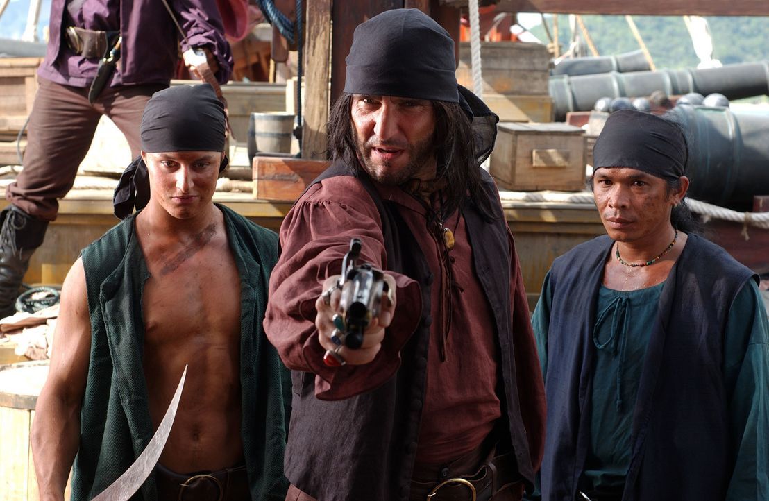 Einst verbannte Piratenkapitän Bob Harvey (Vinnie Jones, M.) seinen meuternden Bruder. Nun kehrt dieser zurück ... - Bildquelle: 2006 RHI Entertainment Distribution, LLC