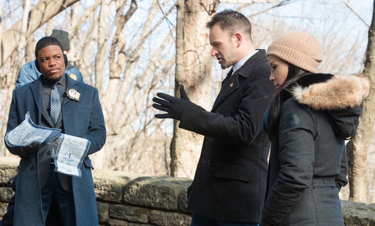 Ermitteln in einem neuen Fall: Sherlock Holmes (Jonny Lee Miller, M.), Dr. Joan Watson (Lucy Liu, r.) und Det. Marcus Bell (Jon Michael Hill, l.) ... - Bildquelle: CBS Television