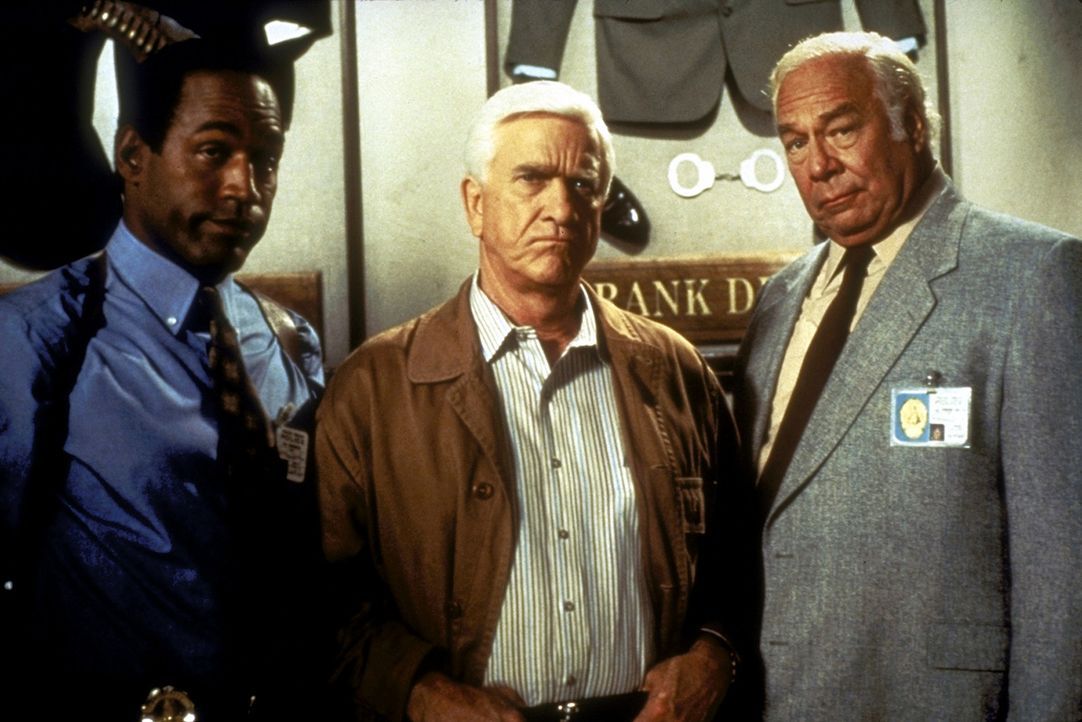 Nordberg (O. J. Simpson, l.) und Captain Hocken (George Kennedy, r.) können Frank (Leslie Nielsen, M.) überreden, ein letztes Mal für die Polizei... - Bildquelle: Paramount Pictures