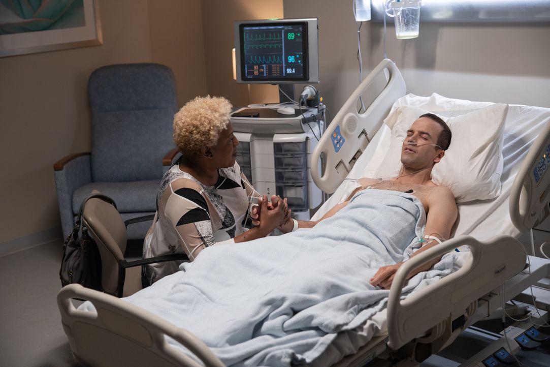 Dr. Loretta Wade (CCH Pounder, l.); Christopher LaSalle (Lucas Black, r.) - Bildquelle: Sam Lothridge 2019 CBS Broadcasting Inc. All Rights Reserved. / Sam Lothridge