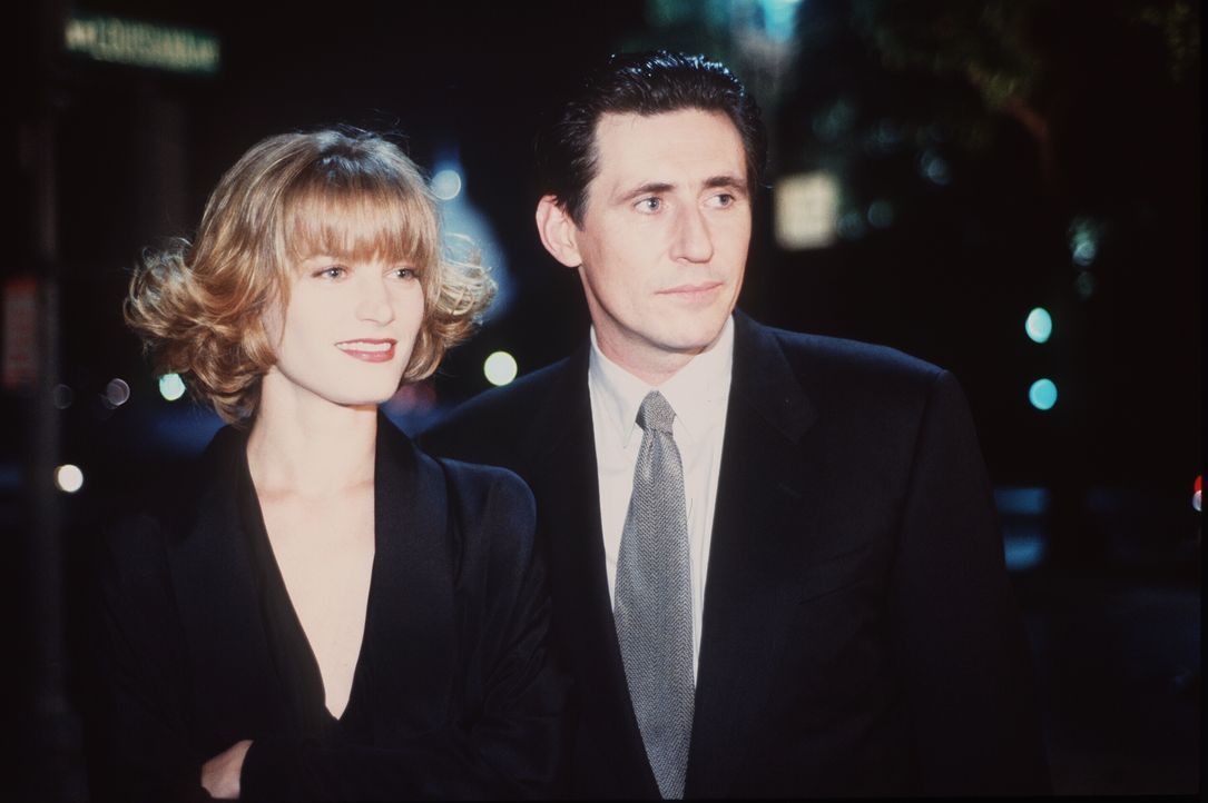 Maggie alias Claudia alias Nina (Bridget Fonda, l.); Bob (Gabriel Byrne, r.) - Bildquelle: 1993 Warner Bros.