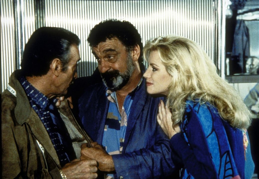 Die schöne Nina (Shannon Tweed, r.) und Howard (Roy Thinnes, l.), ein Gaunerpärchen, wollen Mark (Victor French, M.) helfen, seinen Reichtum gewin... - Bildquelle: Worldvision Enterprises, Inc.