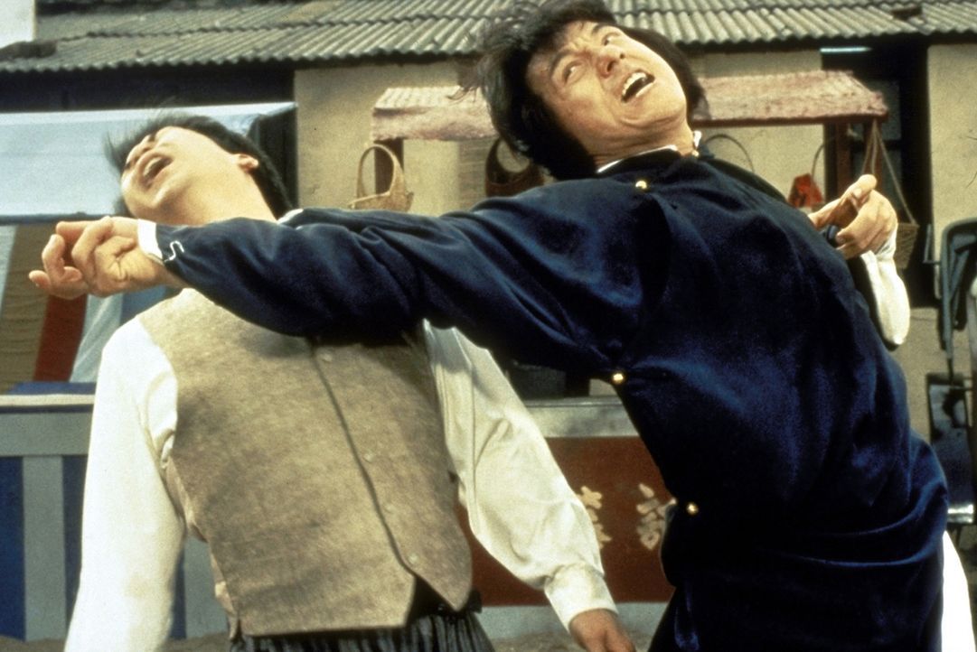 Durch einen Zufall kommt Wong Fei-Hong (Jackie Chan, r.) in den Besitz eines wertvollen Kaisersiegels. Die Schlägertruppe des korrupten britischen... - Bildquelle: Miramax Films