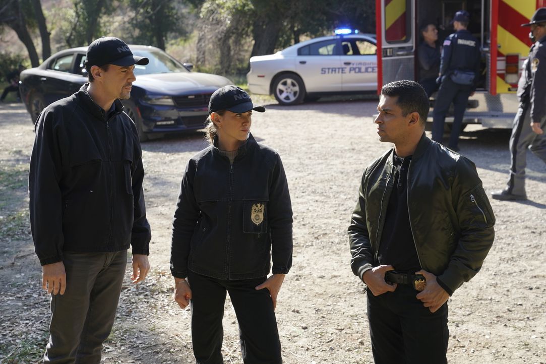 (v.l.n.r.) Timothy McGee (Sean Murray); Ellie Bishop (Emily Wickersham); Nick Torres (Wilmer Valderrama) - Bildquelle: Bill Inoshita © 2021 CBS Broadcasting, Inc. All Rights Reserved. / Bill Inoshita