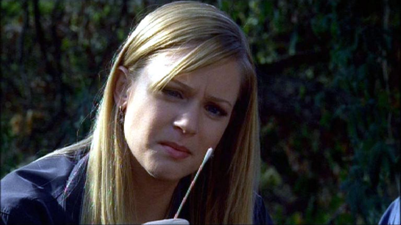 Jennifer 'JJ' Jareau (A.J. Cook) entdeckt frischen Lippenstift an einem der Opfer ... - Bildquelle: Touchstone Television