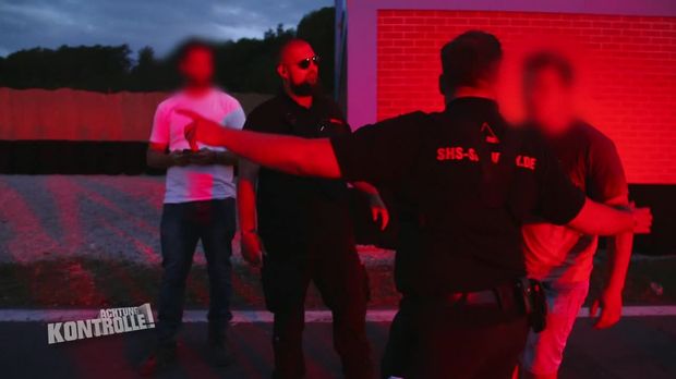 Achtung Kontrolle - Achtung Kontrolle! - Thema U.a.: Die Party Ist Vorbei! - Festival-security Verfolgt Alkoholisierten Mann