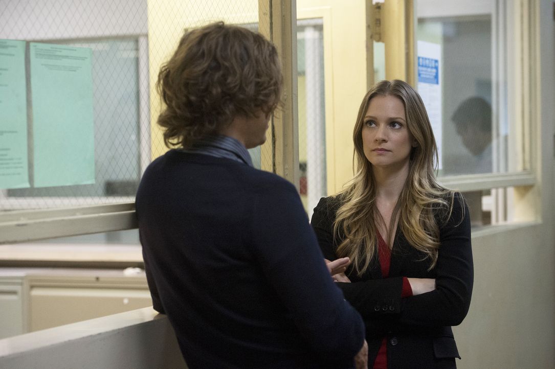Zwei Wachen eines privatisierten Hochsicherheitsgefängnisses in Texas wurden ermordet. Reid (Matthew Gray Gubler, l.) und JJ (AJ Cook, r.) beginnen... - Bildquelle: Darren Michaels 2015 American Broadcasting Companies, Inc. All rights reserved. / Darren Michaels