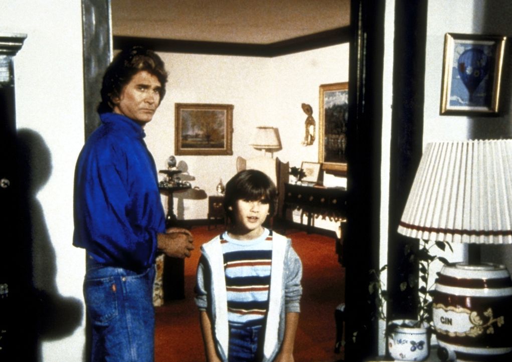 Joey (R.J. Williams, r.) sucht den "Daddy" vom Fernsehen. Jonathan (Michael Landon, l.) hilft ihm dabei. - Bildquelle: Worldvision Enterprises, Inc.