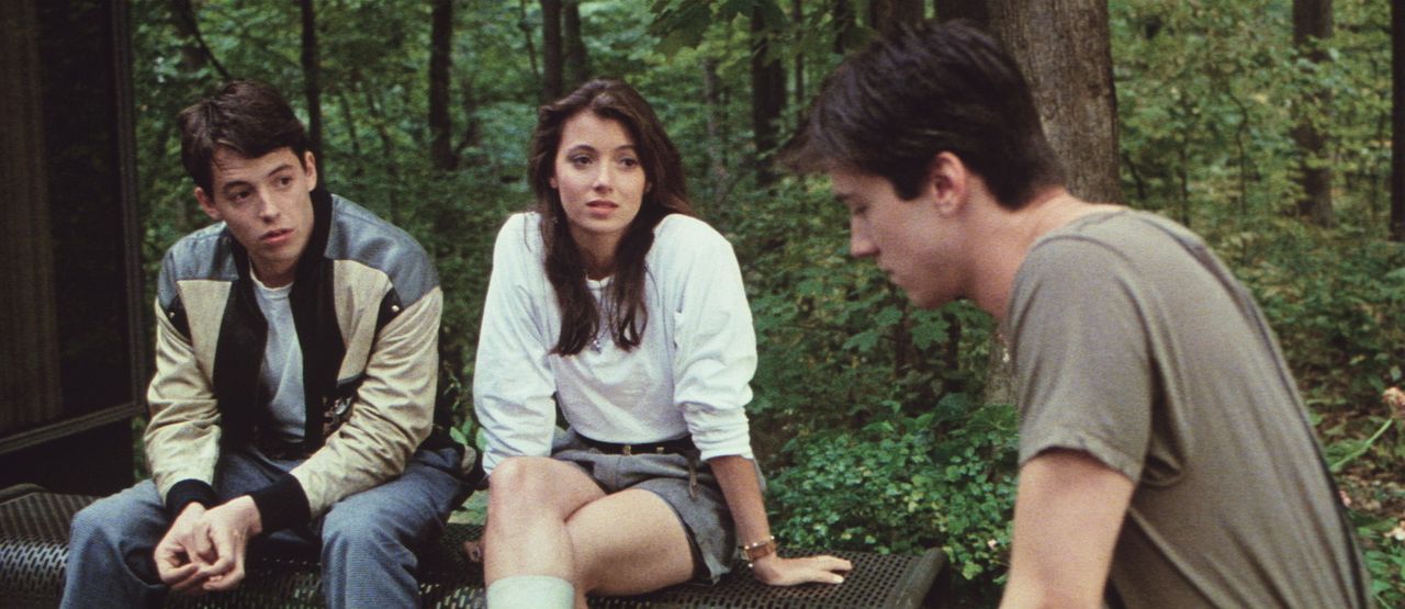 Um die Schulzeit sinnvoll auszunützen, machen sich Ferris (Matthew Broderick, l.), Sloane (Mia Sara, M.) und Cameron (Alan Ruck, r.) auf den Weg na... - Bildquelle: Paramount Pictures